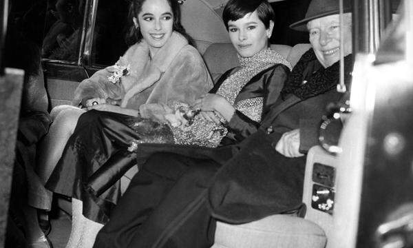 Schauspieler Charlie Chaplin mit seinen beiden Töchtern Geraldine und Josephine. 