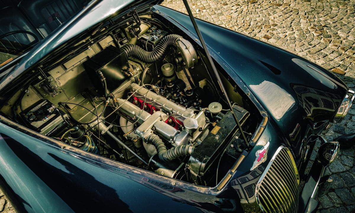 Der Reihensechser geht auf W. O. Bentley zurück, im Lagonda 3 Litre von 2,6 Liter auf drei Liter vergrößert.