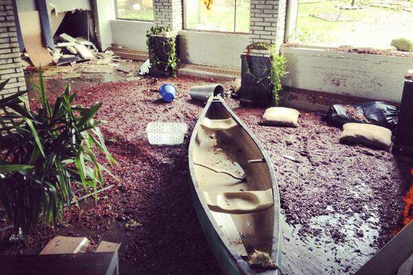 Sheepshead Bay, Brooklyn, New York. Ein Kanu wurde in die Lobby eines Mehrparteienhauses geschwemmt.