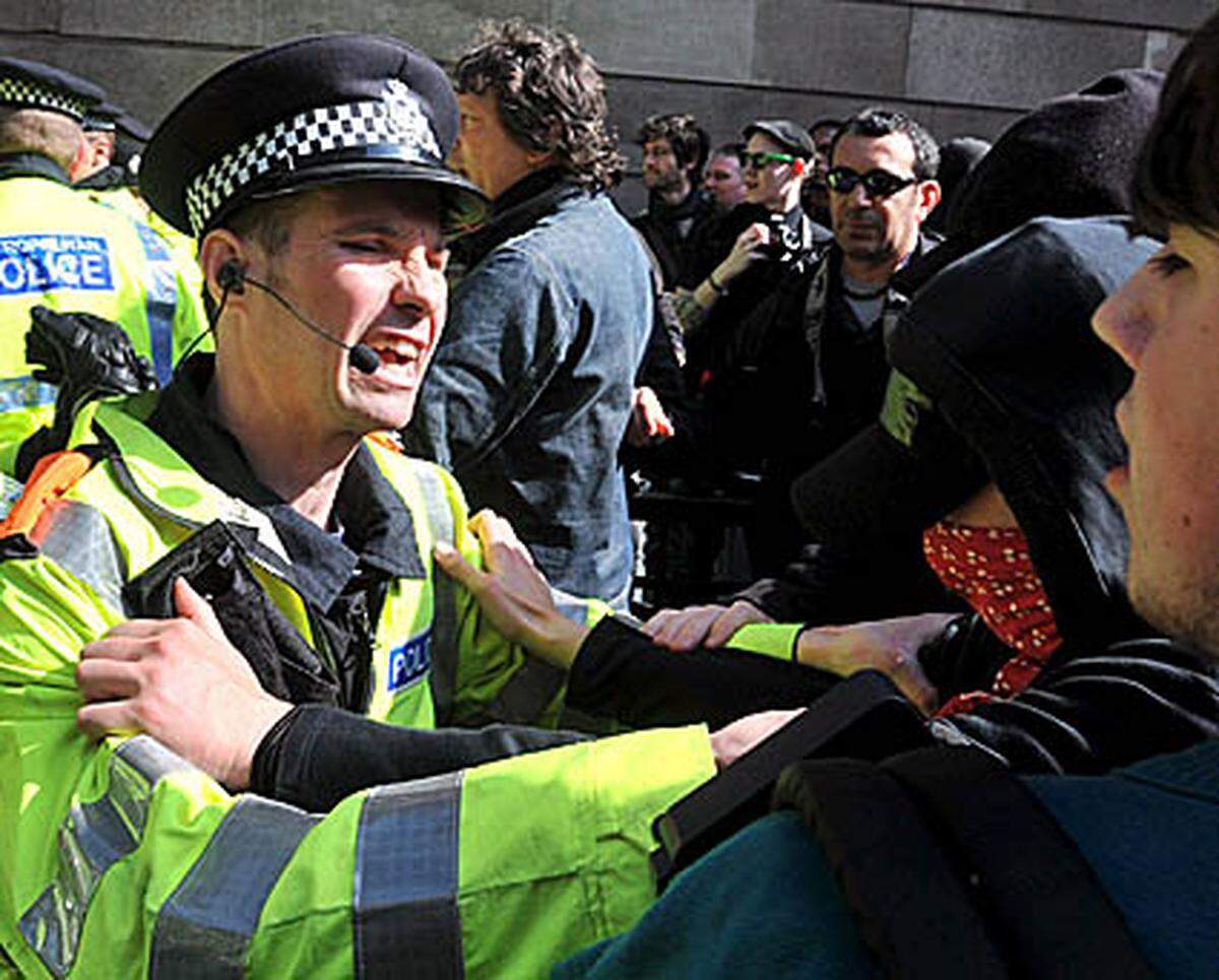 Mit Gewalt versuchten Demonstranten, die Bank of England zu stürmen. Was ihnen hier nicht gelang, gelang ihnen bei der Royal Bank of Scotland.