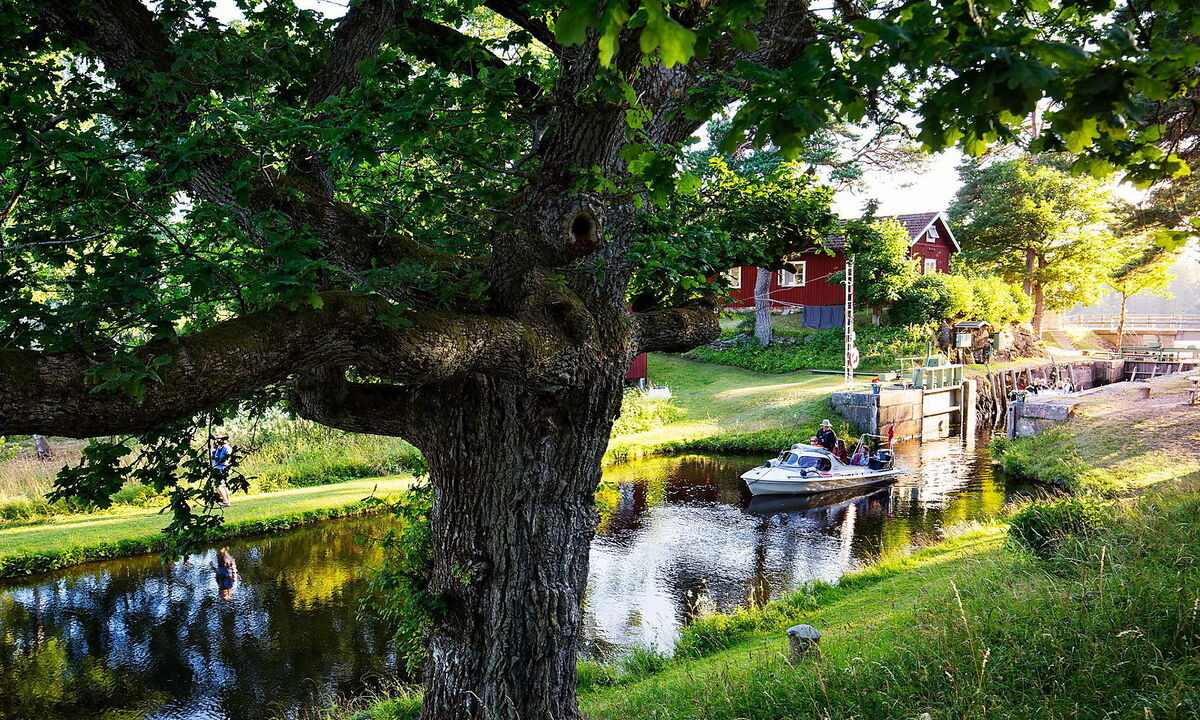 Der berühmteste Wasserweg ist der Dalsland Kanal, der viele Seen verbindet. Auf ihm wurden viel Holz und Eisenerz transportiert. Heute sind vermehrt Freizeitboote unterwegs. Ist der Mitte des 19. Jahrhunderts errichtete Kanal ein Ingenieurkunstwerk, ist es die Trogbrücke bei Håverud erst Recht. In etlichen Metern Höhe driftet man hier über der Straße. 