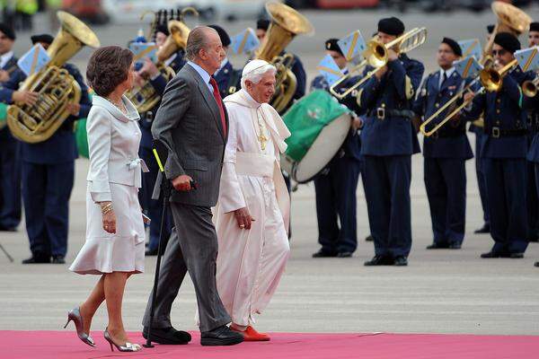 Das spanische Königspaar Juan Carlos I. und Sofia empfing Papst Benedikt XVI. am Flughafen.