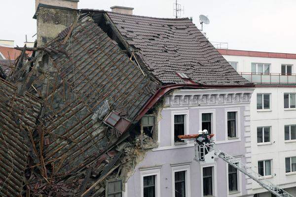 Am Samstagvormittag, kurz nach 10 Uhr, erschütterte eine heftige Explosion ein Wohnhaus im Wiener Bezirk Rudolfsheim-Fünfhaus. Das Gebäude stürzte teilweise ein. Ein 19-Jähriger wurde bei dem Hauseinsturz getötet. Fast acht Stunden nach der Explosion konnte dann eine 48-Jährige aus den Trümmern befreit werden (>> Zu den Berichten).