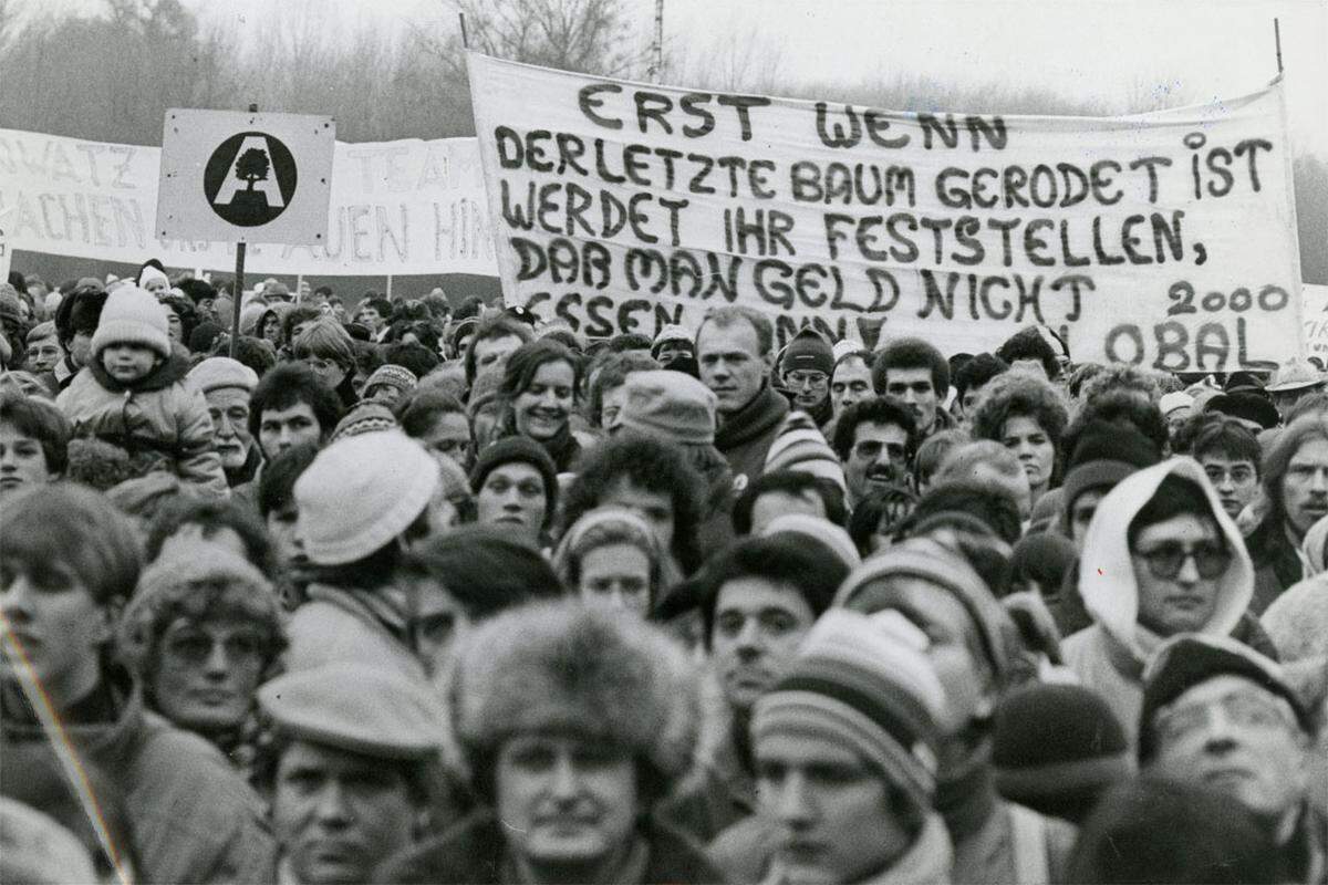 Am 8. Dezember 1984 beginnt mit dem sogenannten Sternmarsch die Besetzung der Stopfenreuther Au bei Hainburg. Das Ziel der rund 8000 Teilnehmer: Die Verhinderung des Baus eines Donaukraftwerks, das die Überflutung von sieben Quadratkilometern Aulandschaft zur Folge hätte.