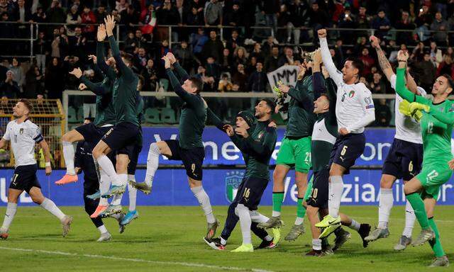 Neuerdings in Grün, aber torgefährlicher denn je: Italiens Nationalmannschaft.  