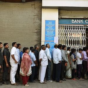 Lange Schlangen vor den Banken. 