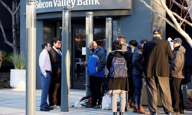 Kunden der Silicon Valley Bank stehen Schlange, um zu erfahren, ob ihr Geld sicher ist. War es, wie sich später herausstellte.