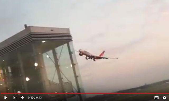 Air-Berlin-Flugzeug bei der LandungMehr Bilder Auf Videos ist zu sehen, wie das Flugzeug in einer tiefen Kurve über den Flughafen steuerte. –