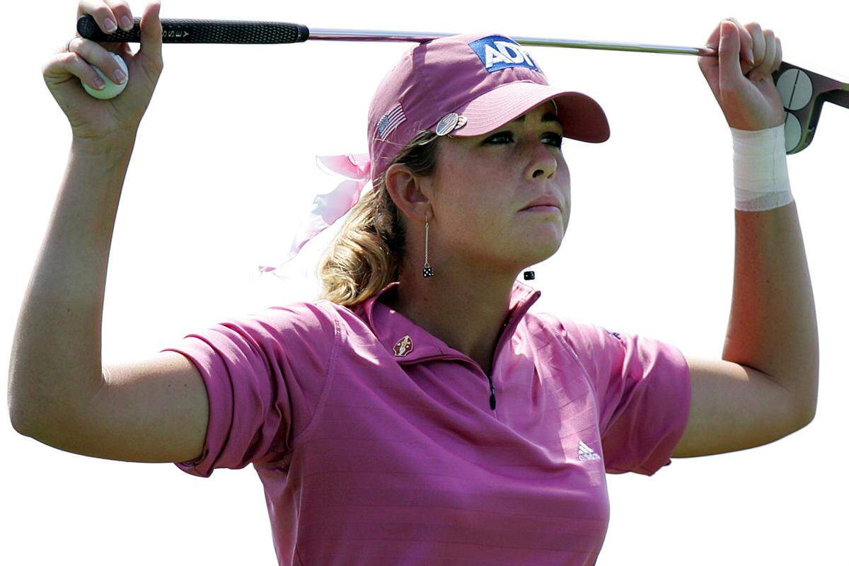 Klare Sache, warum Top-Golferin Paula Creamer den Spitznamen "Pink Panther" trägt. Neben pinkem Gewand bevorzugt die Amerikanerin auch pinke Golftaschen und Schlägerköpfe. Auch mit pinken Bällen wurde Creamer schon gesehen.