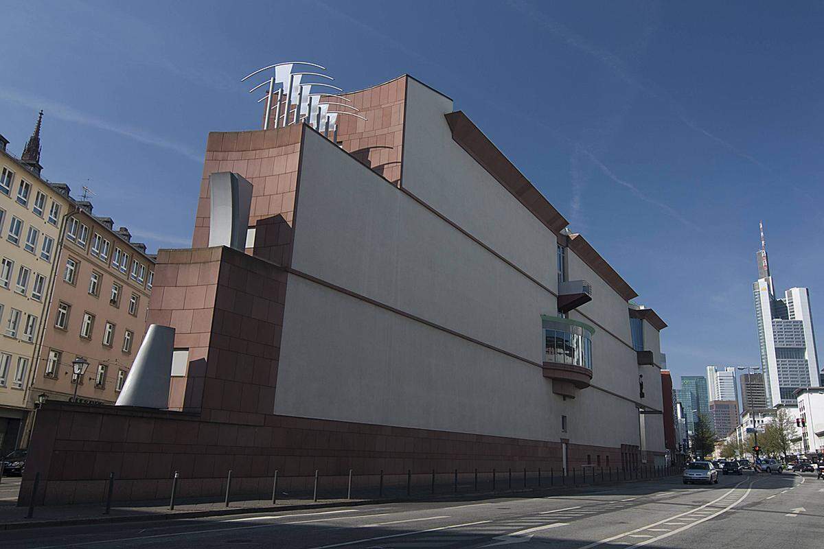 In Frankfurt baute er das Museum für Moderne Kunst, das 1991 eröffnet wurde. Ein Initialbau der Postmoderne.