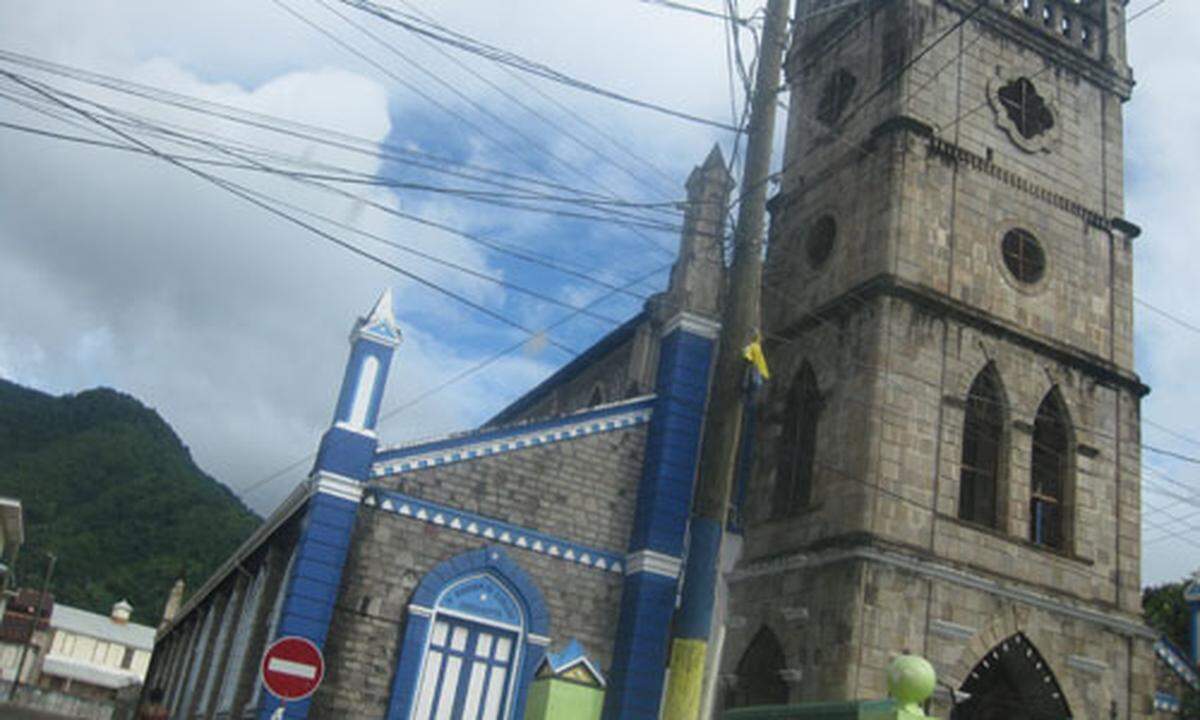 Im Jahr 1746 benannten die Franzosen Soufrière und bauten die erste Kirche. Die Insel wechselte 14 Mal den Besitzer, abwechselnd Franzosen und Briten. 1979 erreichte St. Lucia die Commonwealth-Unabhängigkeit (parlamentarische Monarchie mit Elisabeth II. an der Spitze).