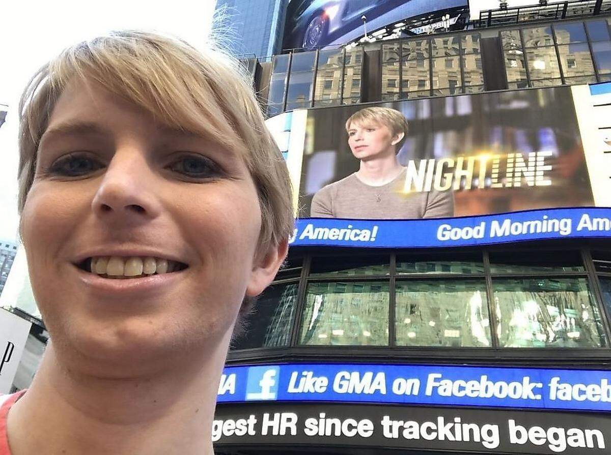 Ihre Geschichte will Manning freilich auch unters Volk bringen. Sie sitzt in Talkshows und gibt Interviews. Hier teilt sie ein Foto vom New Yorker Times Square mit ihren Instagram-Followern: Im Hintergrund ist eine große Werbung für ihren Auftritt beim US-amerikanischen Fernsehsender ABC zu sehen.