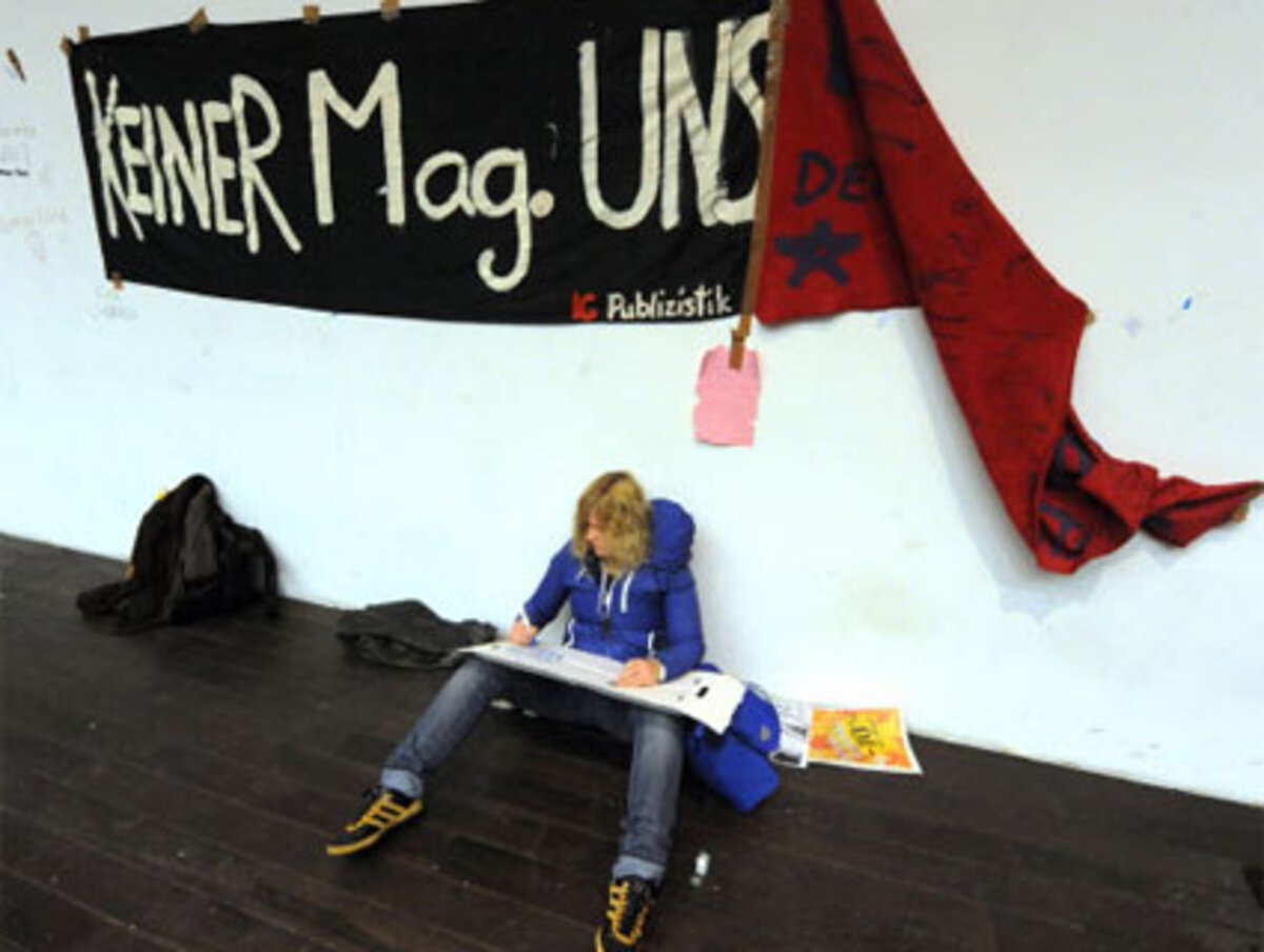 Obwohl das Wissenschaftsministerium das kleinste eigenständige Ressort dieser Regierung ist, wird sich die neue Ministerin nicht auf eine lange Einarbeitungszeit berufen können. Eine Studentengruppe hat bereits eine Frist gesetzt: Wenn am 12. März in Wien eine internationale Konferenz zum Bologna-Prozess tagt, will man das Treffen mit Demonstrationen würzen. Denn dass bis dahin eine für alle befriedigende Reform des Bachelor- und Masterstudiums umgesetzt wird, ist nicht möglich.