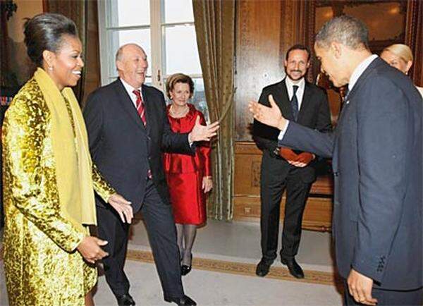 Empfang im Palast für die Obamas: König Harald (2.vonlinks) schreitet auf Barack Obama zu. Auch Königin Sonja (3.von links), Kronprinz Haakon (4. von links) und Kronprinzessin Mette-Marit wohnen dem Empfang bei.