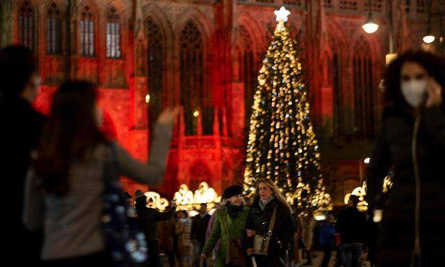 Nicht der religiöse Aspekt, aber bestimmte Traditionen rücken in den Vordergrund: Weihnachtsmärkte, Kekse backen.