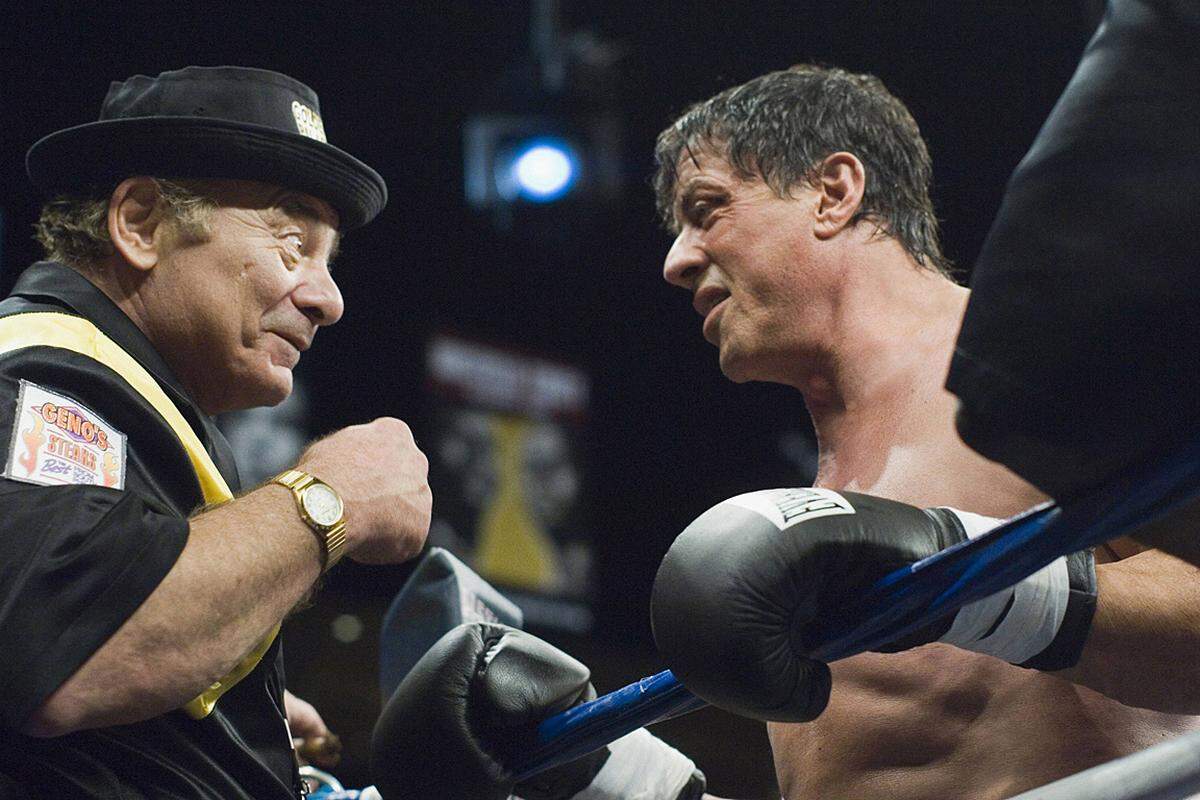 Die Fortsetzungen des Erfolgsfilms waren zwar weniger erfolgreich. Aber immerhin wird derzeit bereits an Teil vier gearbeitet. Das eigentliche Comeback feierte er aber wohl schon 2006 bzw. 2008: Da kamen die Sequels "Rocky Balboa" (im Bild) und "John Rambo" in die Kinos. Bei den zwei Filmen führte Stallone Regie und spielte bei beiden jeweils das Vielfache der Produktionskosten wieder ein. Damit war der Mythos Sylvester Stallone wieder hergestellt.