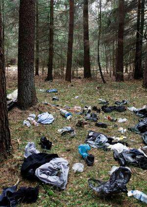Ein aufgelassenes Versteck von Migranten im polnischen Grenzwald.
