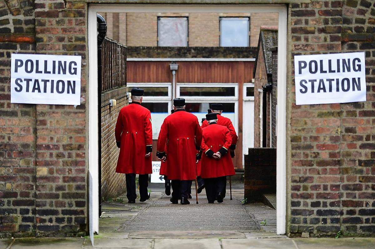Von 8.00 bis 22.00 MEZ sind am Donnerstag die Wahllokale geöffnet, wenn 46,5 Millionen Briten aufgerufen sind, über den Verbleib in oder das Ausscheiden Großbritanniens aus der Europäischen Union zu entscheiden - und das durchaus in kuriosen Lokalitäten.Im Bild: Kriegsveteranen geben ihre Stimme in einem Altersheim im Westen Londons ab.