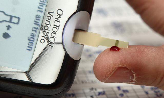 Betroffene müssen regelmäßig ihren Blutzucker messen.
