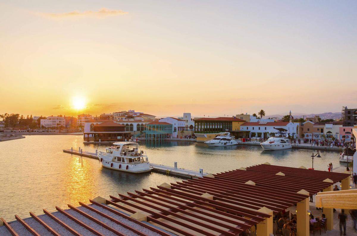 Der Hafen auf Zypern verbindet Wohnungen, Restaurants und Shops. Die tägliche Gebühr beträgt 1533 Euro.