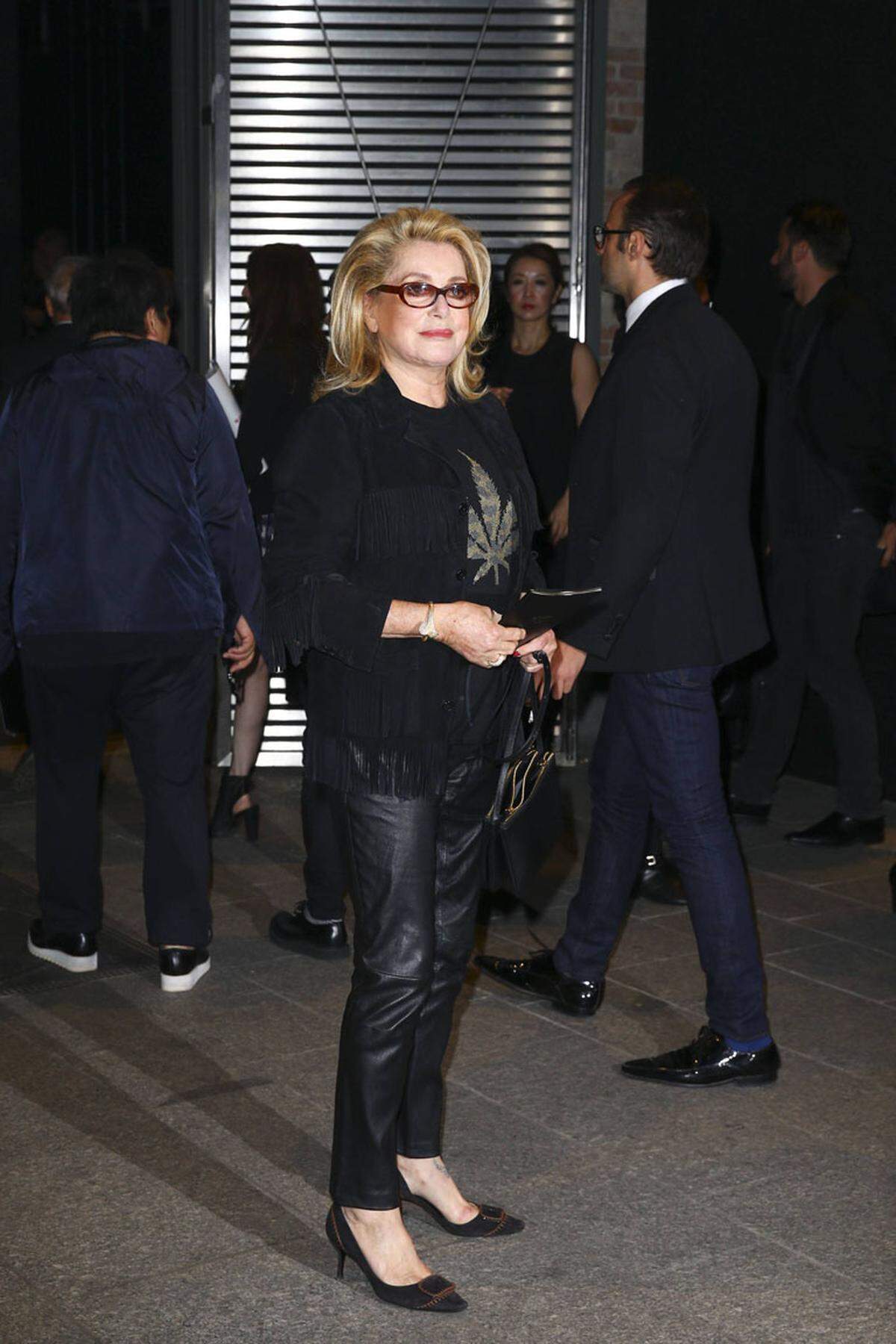 Catherine Deneuve griff für das Defilee von Saint Laurent ebenfalls zu Lederhosen.