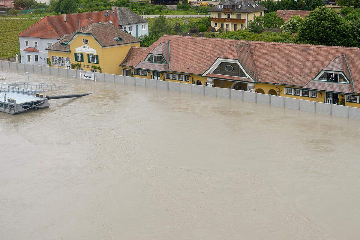 vom Montag, dem 3.6.2013, mit 321.445 Aufrufen Am 3. Juni begannen die Pegelstände zu sinken, doch die Lage blieb bedrohlich, wie man auf diesem Foto von Spitz sieht. Der mobile Hochwasserschutz hielt dem Druck der angeschwollenen Donau stand.