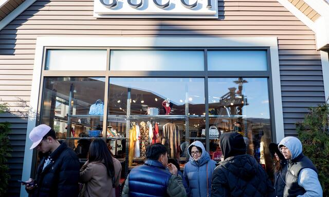 Black Friday Shopper warten vor einem Gucci Store (Symbolfoto). 