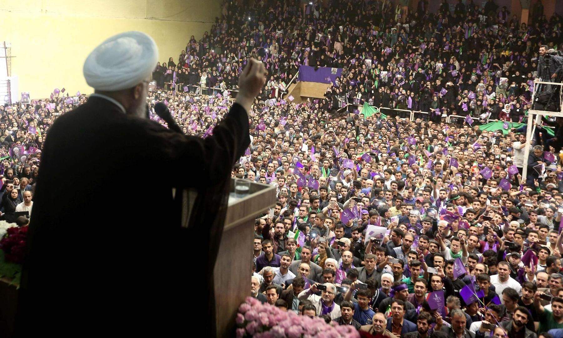 Der iranische Präsident spricht vor Anhängern in Ardabil.