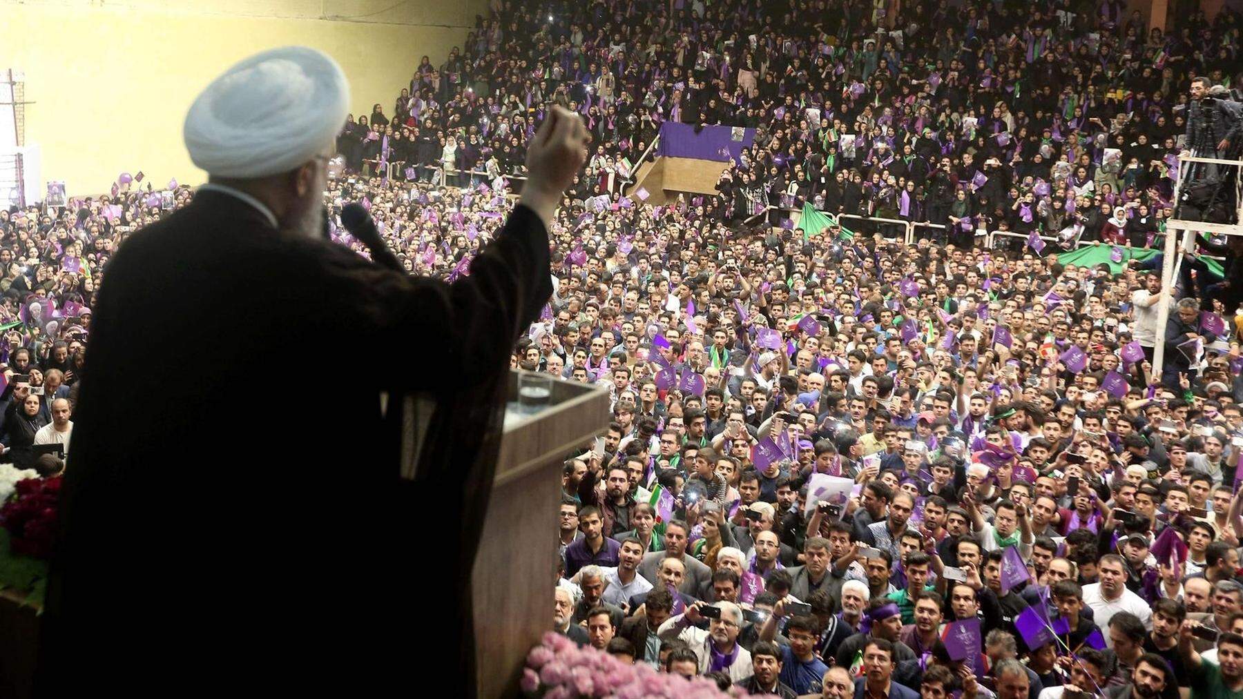 Der iranische Präsident spricht vor Anhängern in Ardabil.