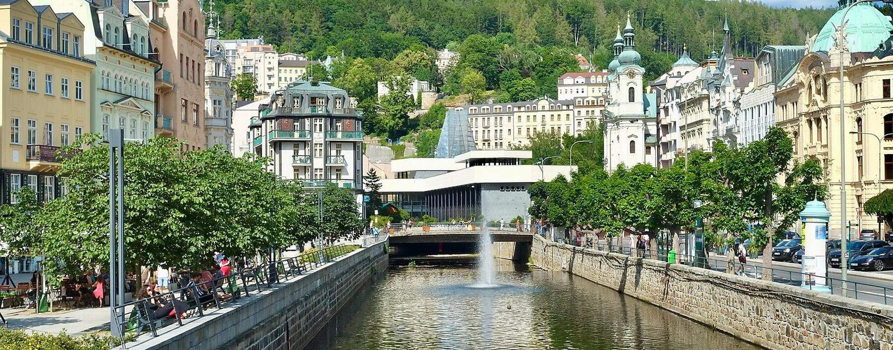 Promenade in Karlsbad mit dem Sprudel im Hintergrund.