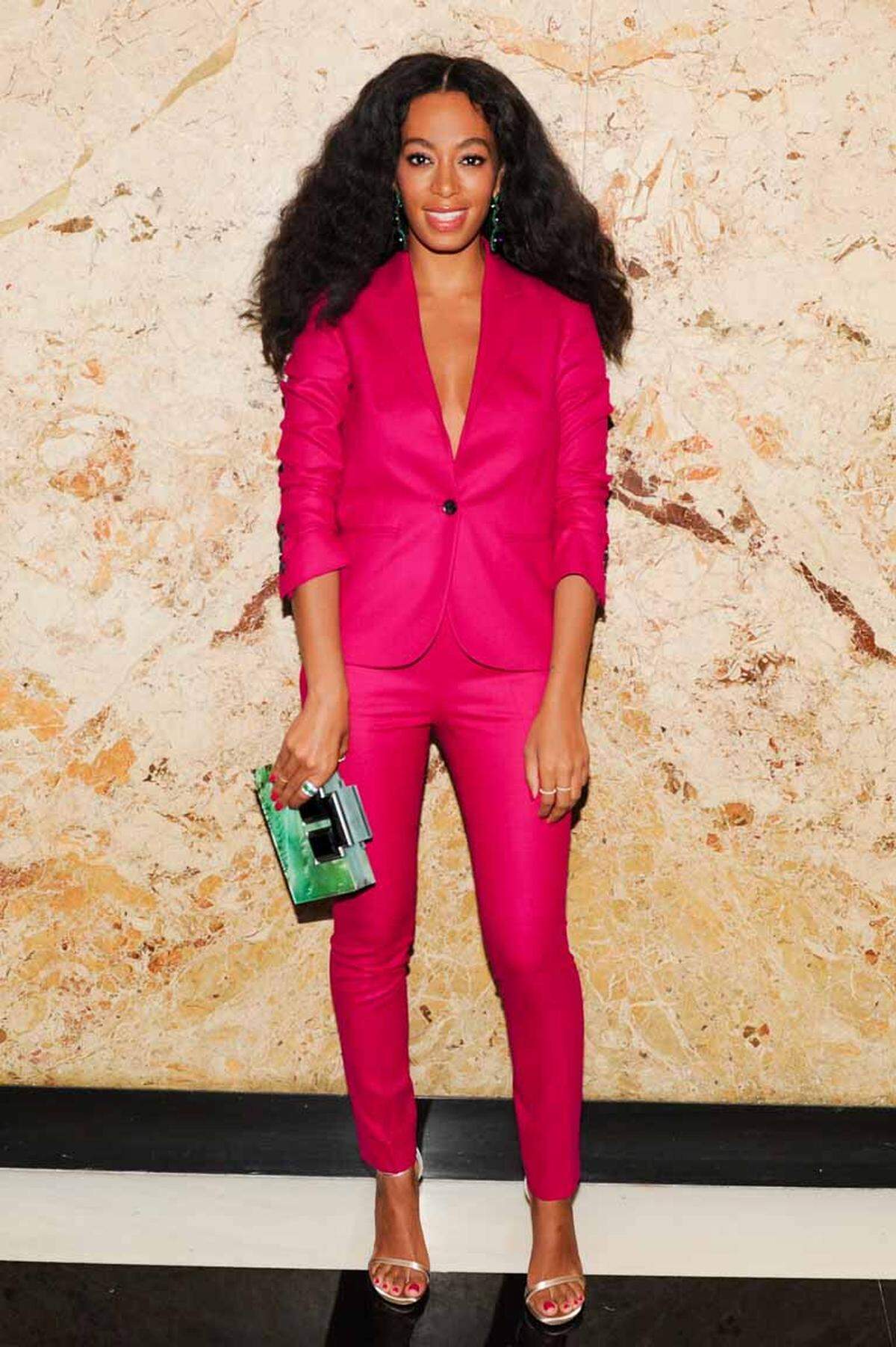 Schließlich wurden die Kollektion, die aus Gucci Eye, Gucci Face, Gucci Lip und Gucci Nail besteht, zum ersten Mal präsentiert. Ganz in Pink erschien Solange Knowles.