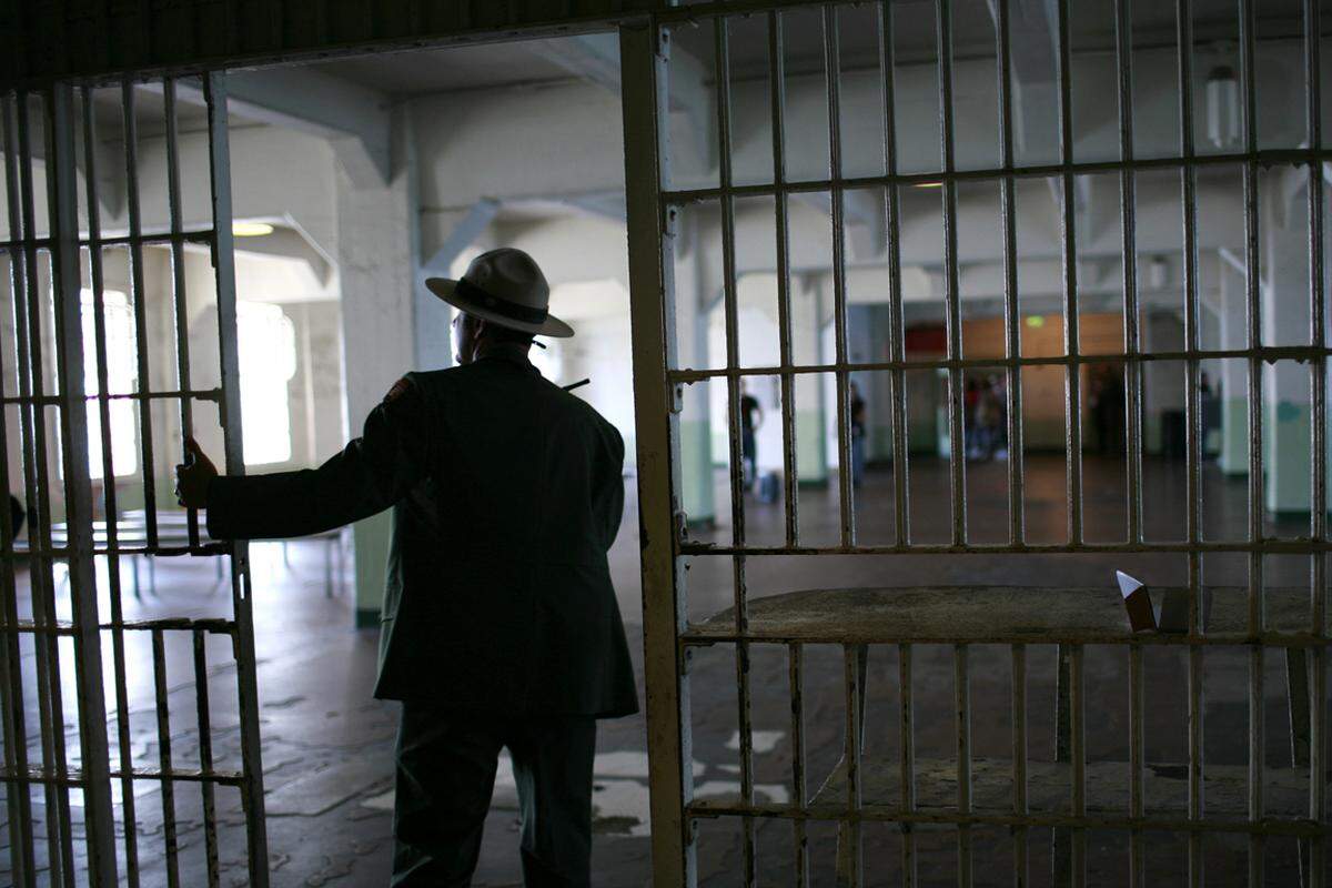 1971 schritt die Regierung ein, machte Alcatraz zum Denkmal und öfnete es für Besucher. Die kalten, monotonen Zellenblocks mit verrosteten Gittertüren sorgen heute noch für Gänsehaut.