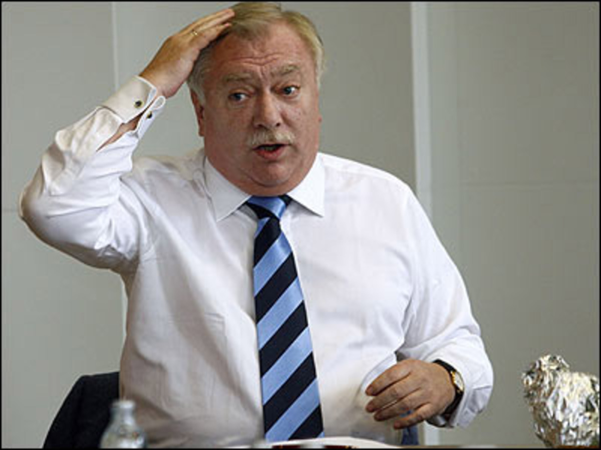 "Wir sind doch nicht bescheuert. Eine Minderheitsregierung, die die SPÖ bildet, hat natürlich auch etwas darzustellen."Wiens Bürgermeister Michael Häupl über die kolportierte Vereinbarung, wonach SP-Landesräte oder Stadträte nicht in ein mögliches Minderheitskabinett wechseln.