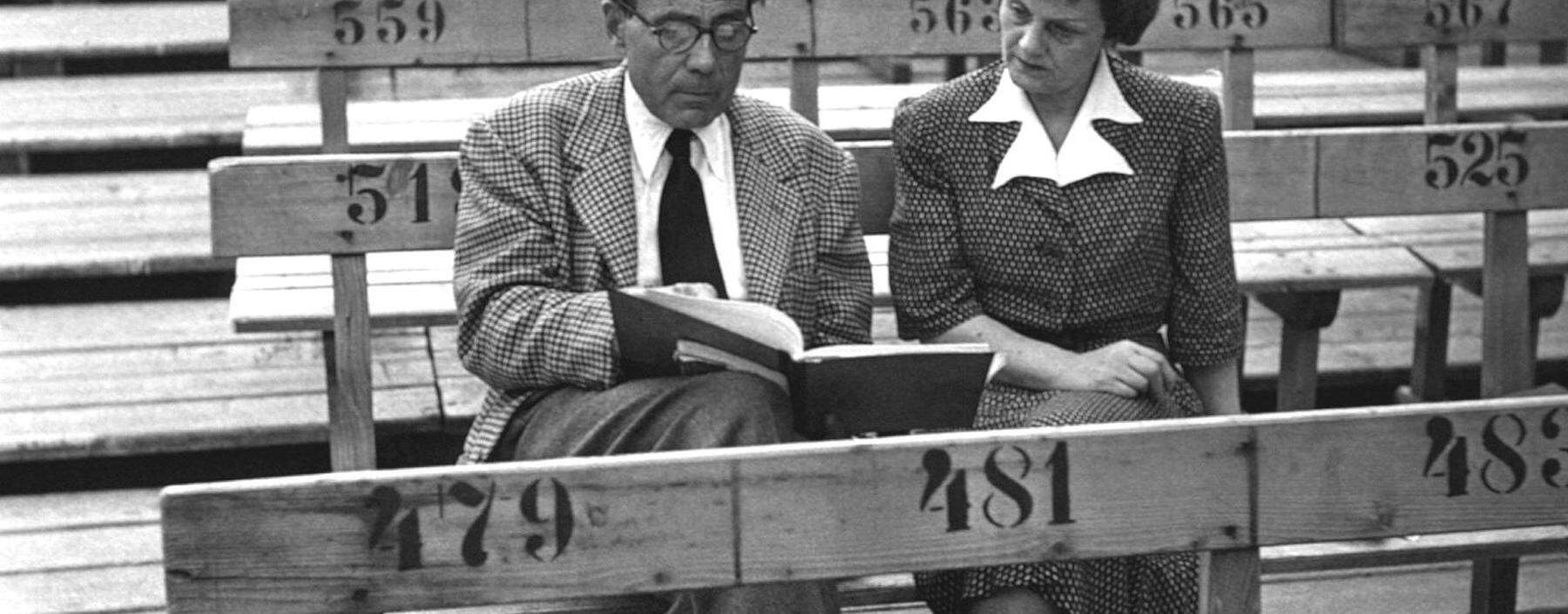 Ernst Lothar und Alma Seidler bei einer „Jedermann“-Probenbesprechung 1952 in Salzburg.