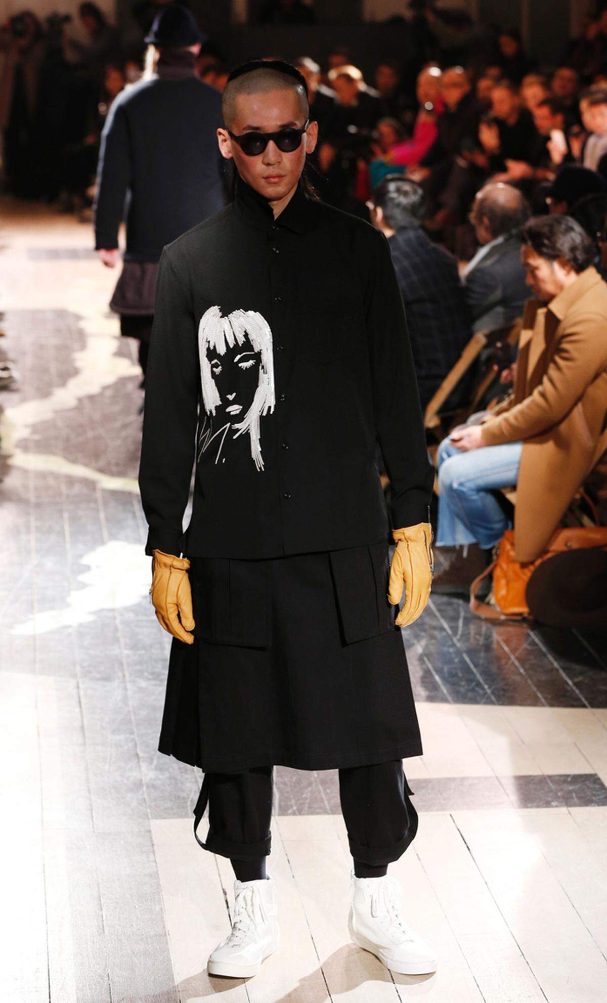 Yohji Yamamoto tobte sich künstlerisch an Mänteln aus.   