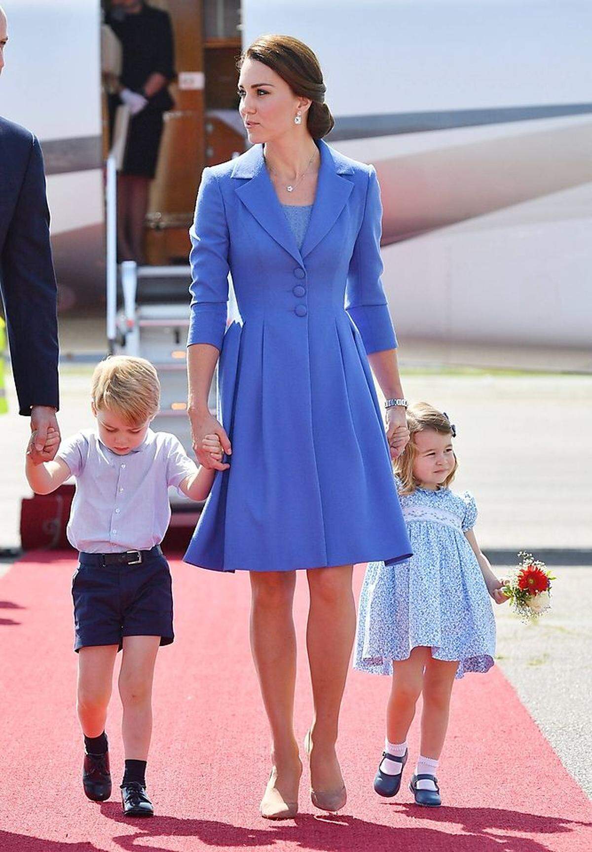 Große Familienfarbkunst auch beim Besuch der Cambridges in Berlin. Kate trägt ein klassisches Kate-Ensemble: Mantel von Catherine Walker, Schuhe von Gianvito Rossi, Topaz-Ohrringe und -Halskette von Kiki McDonough.