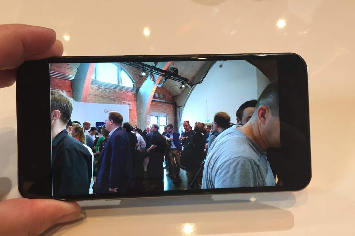 Die 20-Megapixel-Kamera präsentiert sich ebenfalls in einem guten Licht. Die Darstellung der Farben ist natürlich und nicht überzeichnet. Lediglich der Auslöser brauchte einen Hauch länger als das Galaxy S6 Edge im direkten Vergleich.