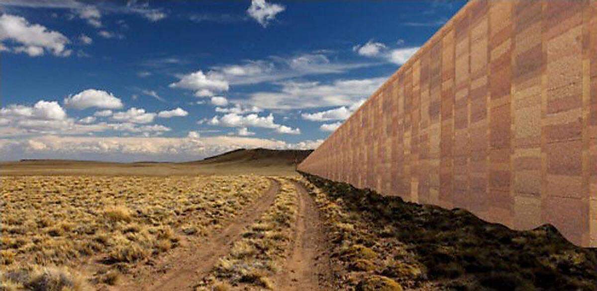 Sieht aus wie eine Autobahn-Lärmschutzwand, soll aber an der amerikanisch-mexikanischen Grenze durch farbliche Annäherung in der Wüstenumgebung verschwinden.