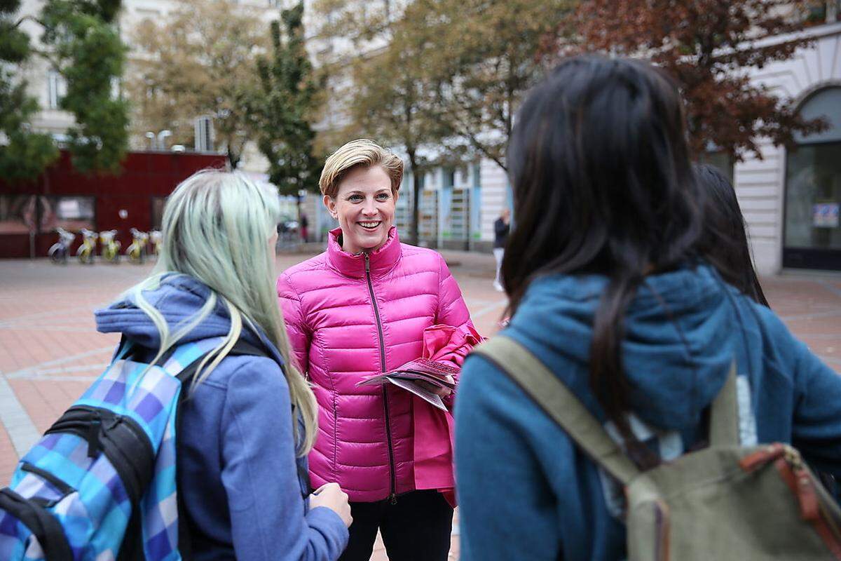 Denn auch die Neos haben sich im Frühjahr 100.000 Hausbesuche bis zur Wahl zum Ziel gesetzt, allein in den letzten zweieinhalb Wahlkampfwochen finden mehr als 1000 Straßenaktionen statt, bei denen Wahlkämpfer versuchen, mit Menschen ins Gespräch zu kommen.