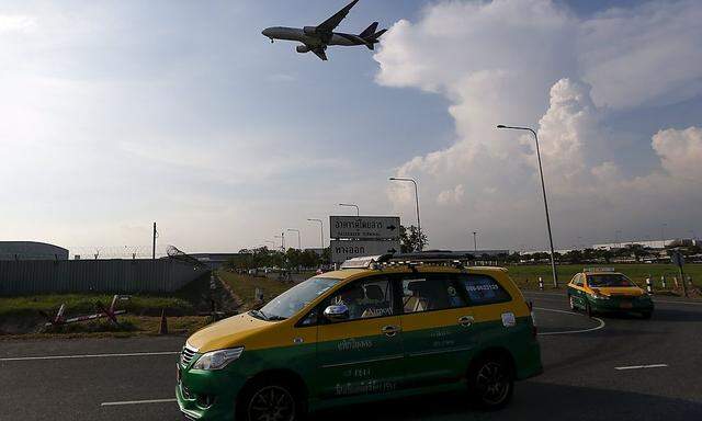 Trotz Militärjunta kommen immer noch mehr Touristen nach Thailand, die Flughäfen stoßen an Kapazitätsgrenzen.