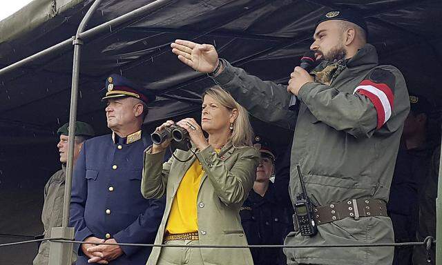 Verteidigungsministerin Klaudia Tanner bei einem Besuch von Miliz-Soldaten am Grenzübergang Spielfeld.