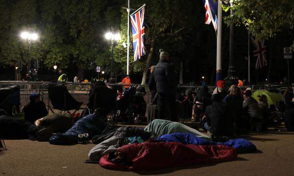 Schon die Nacht auf Montag verbrachten einige Menschen auf den Straßen Londons.