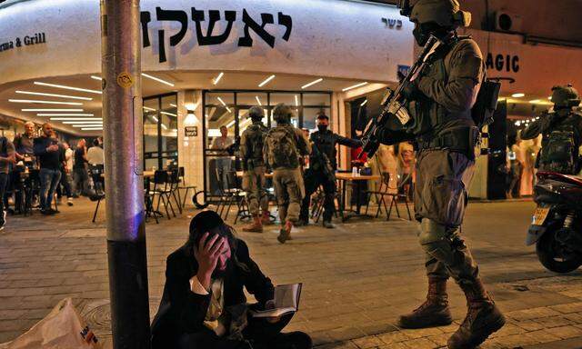 In der Nacht auf Freitag durchkämmten Hunderte Angehörige der Sicherheitskräfte Tel Aviv auf der Jagd nach dem Attentäter.  