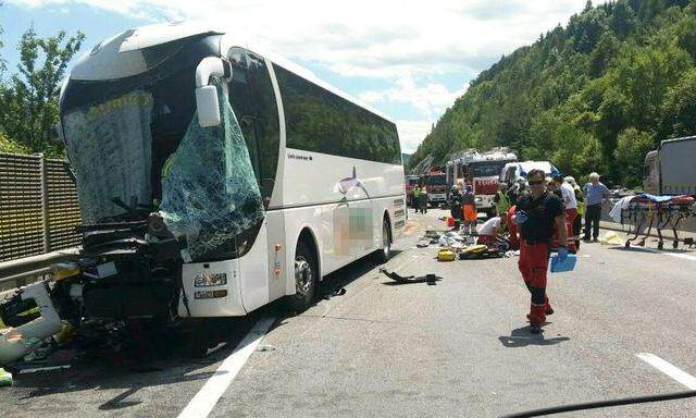 Der Busfahrer wurde aus dem Bus geschleudert.