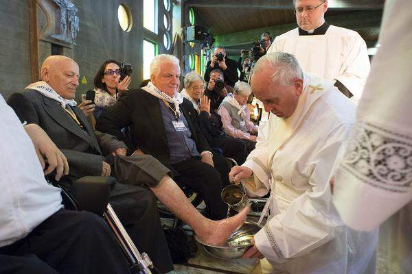 Am Gründonnerstag wusch Franziskus im Therapiezentrum der katholischen Stiftung "Don Gnocchi" in Rom zwölf Behinderten aus Italien und Afrika die Füße.