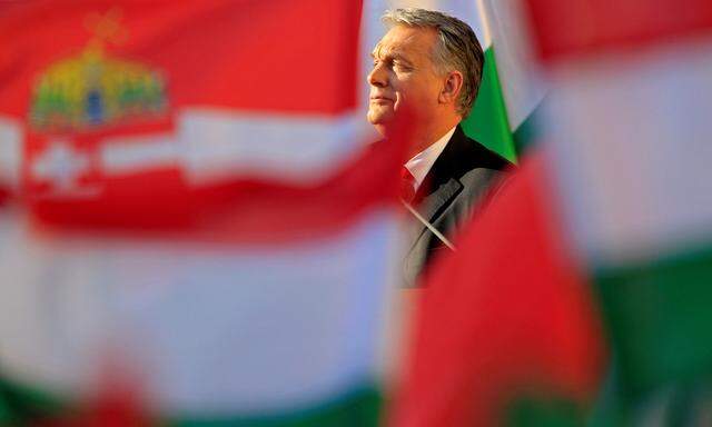 Viktor Orbán forderte die Opposition im Parlament zur Zusammenarbeit auf, um gleich hinzuzufügen: „Wir werden diese Krise auch ohne Sie lösen.“