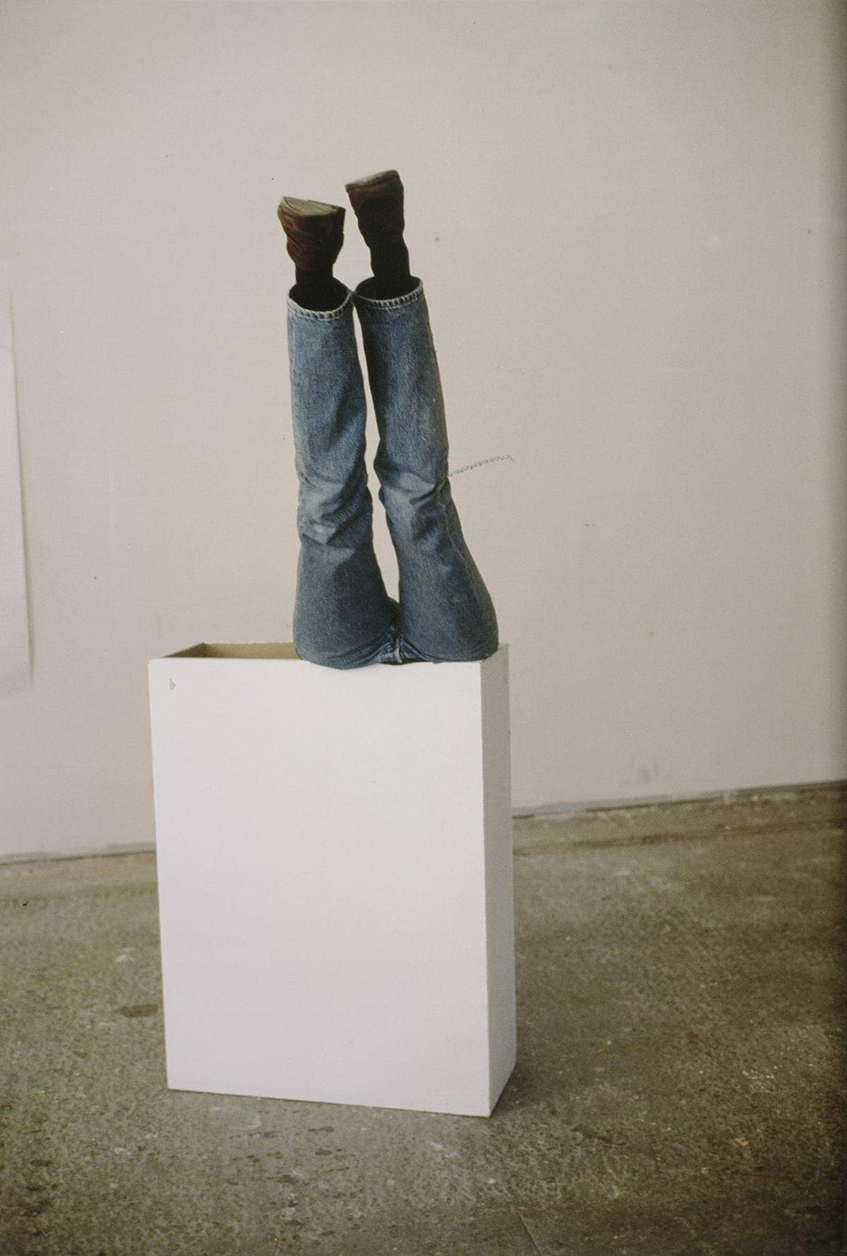 Posieren, das erst durch die Kamera zur Skulptur wird: eine von Erwin Wurms "one minute sculptures", 1997; Abzug: 2000