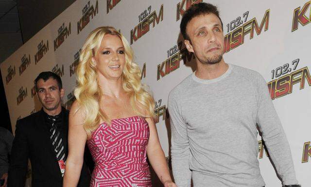 Britney Spears und Larry Rudolph 2011. 