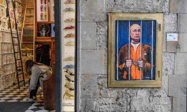 Der italienische Straßenkünstler TvBoy präsentierte in Barcelona sein Bild vom russischen Präsidenten, Wladimir Putin, hinter Gittern. 