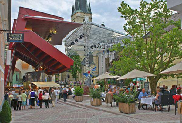 Die Stadt Haag hat 5000 Einwohner und ist eine engagierte Theatergemeinde. Es entstand der Plan, den Hauptplatz während des Sommers für Theateraufführungen unter freiem Himmel zu nutzen. (Foto: Gerhard Obermayr, www.nonconform.at)